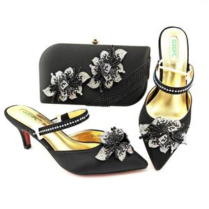 Отсуть обувь 2023 Итальянский дизайн Продажа и последняя роскошная хрустальная стиль элегантные женские сумки, установленные в Sky Black Color для вечеринки