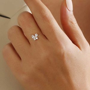 Bant halkaları yeni tatlı modaya uygun kadın yüzüğü moda görünmez şeffaf çizgi pirinç yüzüğü güzel kelebek zirkon mücevher aksesuar kız hediye g230213