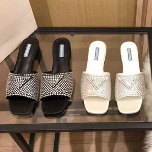 Kadın Terlik Kristalleri ile Ayakkabı Kare Ayak Parmağı Saten Slayt Sandalet Siyah Beyaz Gümüş Kristaller Moda Rhinestone Scuffs Düz Base Çok Yahudi Sandal