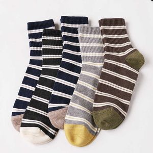 Erkek Çorap 5 Çift Renk Çizgisi Erkekler Pamuk Çoraplar Gündelik Mürettebat Yüksek Kaliteli Elbise Marka Tasarımcı Hediye Paketi Lot Serin Siyah Happy Happy Sox Harajuku Z0227