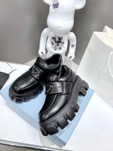 2023 Sapatos casuais Soff macio PA Pocomotos de couro superior com banda de couro 55 mm Sowers de borracha Popular populares entre celebridades e celebridades da Internet