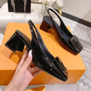 sapatos de vestido de couro envernizado outono botões embelezados com bombas de couro e sandálias sapatos de fábrica femininos de luxo designer de sandálias de noite com uma caixa de 5,5 cm de altura