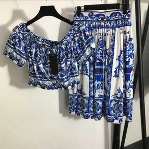 23SS Bayan Tasarımcı Giyim Etek Seti Mavi ve Beyaz Porselen Baskılı Bir Hat Boyun Kısa Kollu Straplez Üst Bel Yarım Etek Setleri Kadın Giysileri A1