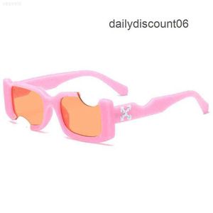 Güneş gözlüğü hip-hop kare kadın erkekler kapalı çentik deliği tasarımı beyaz güneş gözlükleri mavi bayanlar vintage shados gözlük UV T2201295 980Q
