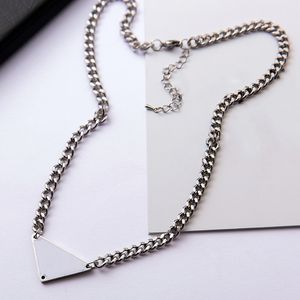 Tasarımcı Buzlu Kolye Çıkan Erkek Zincir Gümüş Kaplama Çift Takı Tasarımcı Mücevher Kadın Beyaz Siyah P üçgen Kolye Sterling Gümüş Lüks Kolye Parti Hediye