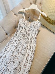 2023 Yaz Beyaz Çiçek Dantel Panelli Elbise Spagetti Kayışı Sevgilim Boyun Diz Uzunlukta Günlük Elbiseler D3L041408