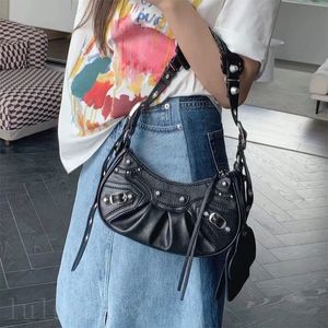 Vintage el çantası tasarımcı çantaları le cagole derisi yarım aylar düz renkli çanta alaşım çevreleri parlak omuz hediye şehir crossbody çanta bayanlar küçük modern xb014 f23