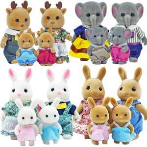 Animais de pelúcia recheados Familyes Forest Animal 1 12 Scale Dollhouse Miniatures Accessorie Rabbit Bear Reindeer Calico Critter Fingir Play For Girl Gift 230605