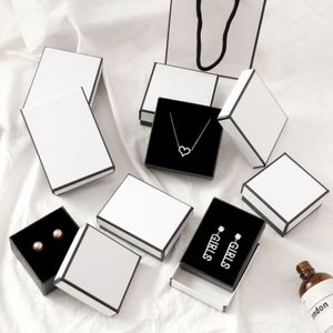 Mücevher Kutuları 12 PCS Kare Mücevher Ekran Hediyeler Kutu Tutucu Siyah ve Beyaz Kraft Kağıt Nişan Yüzüğü Broş Kolye Bilezik Kutu Çantası 230606