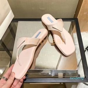 Tasarımcı deri düz sandalet terlik ayakkabıları sarı beyaz siyah toz pembe moda kadınlar metal plaj soafers sandals