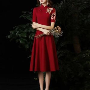Etnik Giyim Çin tarzı iyileştirme Lady Cheongsam Kısa Kol Modern Qipao Elbise Kırmızı Çiçek Nakamı Vestidos Ziyafet