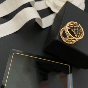 Дизайнерский дизайнерский писатель кольца Женские латунные 18 -километровые золотые хрустальные стразы Скунд