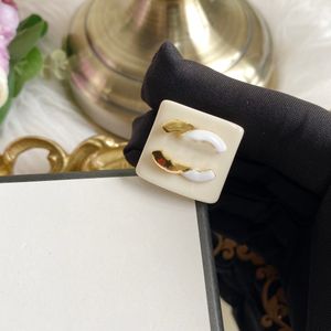 Siyah Beyaz 2Color Asla Solma Marka Mektubu Yüzük Pirinç Bakır Açık Bant Yüzükleri Moda Tasarımcısı Lüks Yüzük Kadın Düğün Takı Hediyeleri
