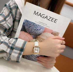 Womens Watch Watches Yüksek Kaliteli Moda Lüks Tasarımcı Kuvars-Basty Deri 30mm İzle E2