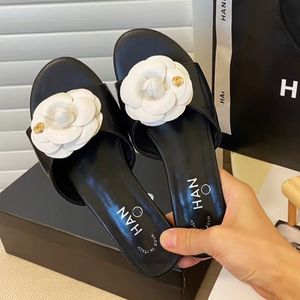 Kadın terlikleri yaz bayanlar çiçek camellia grafik dışarı sandalet desen daireler flip flop moda tasarımcı slaytlar terlik kauçuk açık plaj ayakkabıları