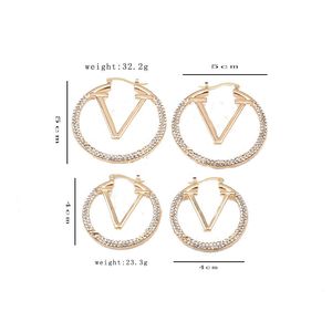 Ünlü kadınlar çember altın kaplama marka tasarımcıları v harfler saplama klipsini büyük daire geometrik küpeler düğün Noel tatili hediyeleri 4cm ve 5cm