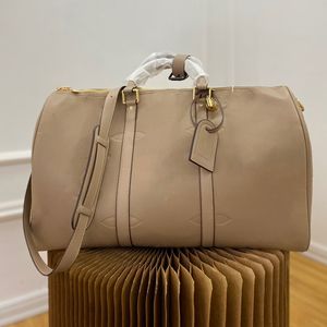 Lüks Tasarımcı Travels çantası, kabartmalı erkekler ve wome seyahat çantası büyük desenli kabartmalı kadın omuz çantası çapraz gövde çantası büyük kapasiteli çanta açık messenger çanta