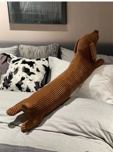Yastık dekoratif yastık joylove 55 120cm dachshund köpek yastık severler kahverengi sevimli İngiliz kısa bacaklı kanepe hediye peluş bebek 230613