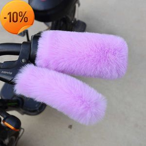 Оптовые 2pcs Gloves+2pcs Ручные рукавов ручного тормоза Универсальные мотоциклевые руля Электрический скутер теплый кролик, как плюшевые перчатки руля