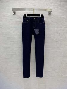 Calças femininas 23ss Jeans jeans designer jeans feminino Logotipo de metal estampado em contraste na parte de trás do quadril triângulo decoração alta elasticidade jeans skinny slim Roupas femininas