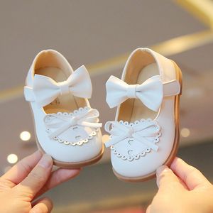 İlk Yürüteçler Kız Ayakkabı Beyaz Düğün Ayakkabıları Gelin Bow Mary Janes Ayakkabı Yamalı Elbise Ayakkabı Bebek Dans Kalpi Yürümeye Başlayan Çocuklar 148R 230614