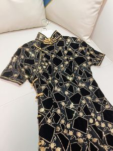 2023 Yaz Siyah Altın Sequins Cheongsam Elbise Kontrast Renk Kısa Kollu Stand Yaka Düğmeleri MIDI Günlük Elbiseler J3L127516