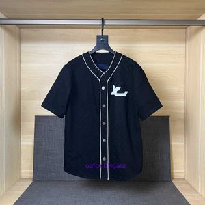 23SS Tasarımcı Erkek Tişört Gömlek Moda Şerit Beyzbol Kısa Kollu Gömlek Kabartmalı Eski Çiçek Mektubu Gündelik Yaz Kısa Kollu Erkek Tişört Giysileri