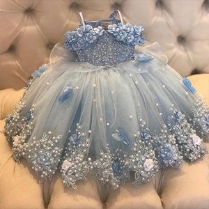 2023 Sevimli Hafif Gökyüzü Mavi Kızlar Pageant Elbiseleri Prenses Tül Dantel Aletler İnciler Çocuk Çiçek Kız Elbise Balyoyu Balyoyu Doğum Günü önlükleri Kat uzunluğu el yapımı çiçekler