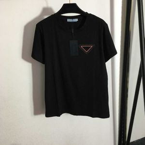 Basit yeni kadın kıyafetleri tişört yuvarlak boyun logo harfleri Üçgen Etiket Kauçuk Rozet Çok yönlü Katı Siyah Kısa Sızlı Tişört Tasarımcı Gömlek Kadınlar 55