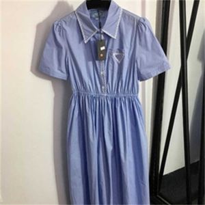 Minimalistische Designer-Kleider für Damen, reiner Baumwollstoff, Reversgewebe, Stickerei, Wellenrand, eingesteckte Taille, kurzärmliges Hemdblusenkleid, weißes Kleid 55