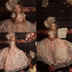 2023 Cute Girl Pageant Dresses Jewel Neck 3D Floral Appliqued Frisado Flower Girl Vestidos Manga Curta Aberto nas Costas Sweep Train Vestidos de Aniversário