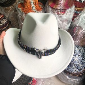 Cloches beyaz kovboy şapka caz üst kovboy kafa aksesuarları kovboy şapka şapka erkek ve kadın açık şapka şövalye şapkası 230620