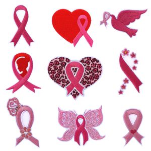 Понятие железо на пятнах малая осведомленность о раке молочной железы розовый сердце шьем на вышитых пластырях аппликации.