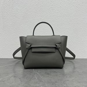 A nova bolsa feminina é feita do clássico couro de bezerro diário. Todo o veículo possui linhas elegantes e meticulosas, proporcionando um estilo de design retrô e atmosférico