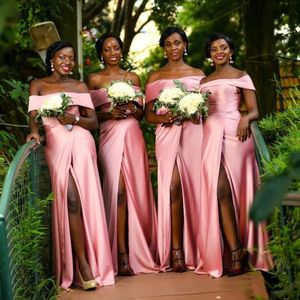 2023 Afrika Siyah Kızlar Pembe Nedime Elbiseleri Omuzdan Bölünmüş Ön Parçalar Ucuz Uzun Parti Elbiseleri Saten Junior Nedime Elbiseleri