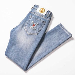 Erkek Kot tasarımcısı Tasarımcı Yeni yaz açık renk kot erkek dar kesim küçük ayak elastik moda etiketi baskılı pantolon HS8A YIKX