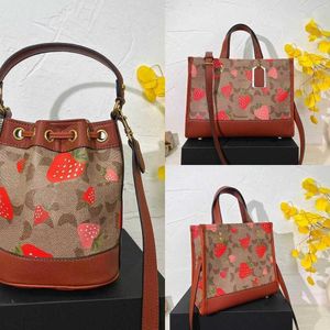 Novo produto COABAG Strawberry Drawstring Bags C Print Designer Crossbody Bags Women Elegant Leather Handbag And Bucket Bags Large Beach Bag Totes Lady Purse