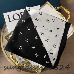 Eşarp Kadın Kış Lüks Eşarp Üst düzey klasik mektup deseni Tasarımcı şal Eşarp Yeni hediye 70-90cm siyah beyaz harflerle kolay yumuşak dokunuş