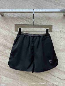 Calça feminina Capris Designer 2023 primavera/verão nova moda casual shorts versáteis em preto e branco 2 cores 757R