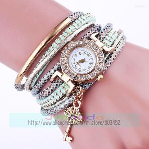 Наручные часы 100 шт./лот 918568 Wrap Around Lady Watch Fashion Leather For Women Key Pendant Quartz Elegance