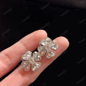 Yeni sıcak Parlak elmas kristal tasarımcı saplama mektubu dört yapraklı Yonca Çiçekleri 925 Gümüş İğne küpe basit eski zarafet tatlı saplama küpe