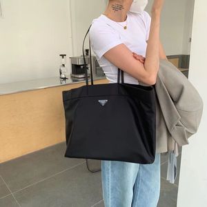 Borse per la spesa con etichetta a triangolo da donna Marche di stilisti di lusso Borsa da viaggio impermeabile per il tempo libero Borsa a tracolla da donna in nylon di grande capacità 38 * 16 * 30 cm