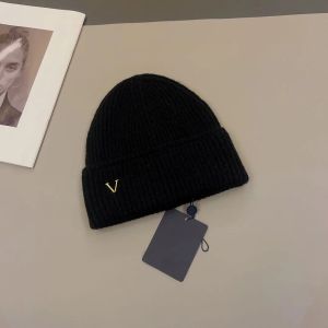 Toptan Lüks Tasarımcı Beanie Şapkalar Kapaklar Erkek Kadın Moda Mektubu V Günlük Şapkalar Kış Yün Örtü Kaplar