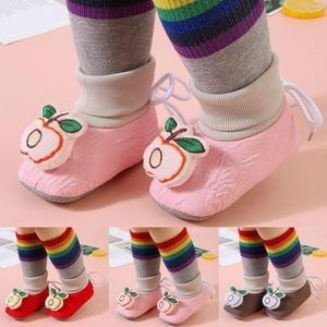 Botas Infant Born Booties Cartoon Apple Foot Meias Bebê Natal Adorável Inverno Chinelos Quentes Anti-Slip Lace Up Soft Shoes