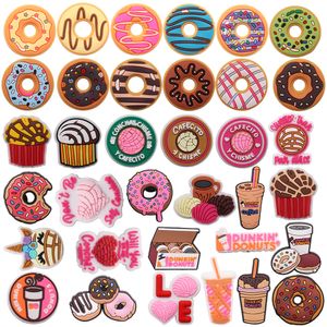 Commercio all'ingrosso 100 Pz PVC Cibo Ciambelle Caffè Biscotto Cuore Amore Cupcake Pendenti e Ciondoli Uomo Donna Fibbia Decorazioni Per Il Braccialetto Pulsante Clog