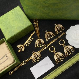 Designer colar pulseira brincos grampos de cabelo barrettes, abelha de bronze e alfabeto pingente elemento colar conjuntos, presentes femininos elegantes