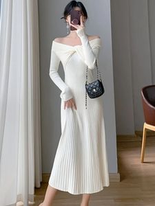 Temel gündelik elbiseler Yeni Sonbahar Kış Kore Mizaç Orta Uzunluk Kazak Elbise Kadın Seksi Eğik Boyun Örme Uzun Elbise Kız Giysileri 2024