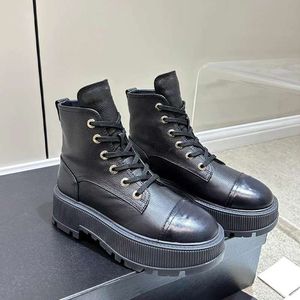 Boot kadın tasarımcı botları paris yağmur botları erkek diz yüksek patikler 20mm uzunluğunda va lastik platform yağmur lekeleri yeşil parlak pembe siyah lüks ayakkabı spor ayakkabı
