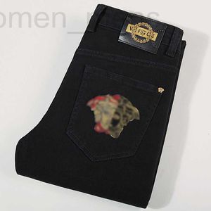 Erkek kot tasarımcı küçük düz bacak saf siyah pamuk kot pantolon bahar ve sonbahar elastik medusa işlemeli moda 2ozd