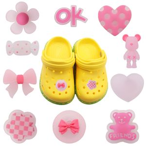 Toptan 100pcs Pvc Pink Tamam Çiçek Arkadaşları Kalp Yay Bear Candy Shoe Charms Bantlar için Süslemeler Bilezikler için Toka Clog